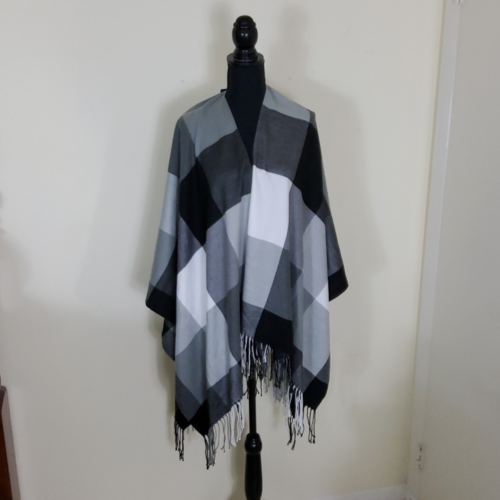 Adrienne Vittadini B & W Fringed Poncho NWT